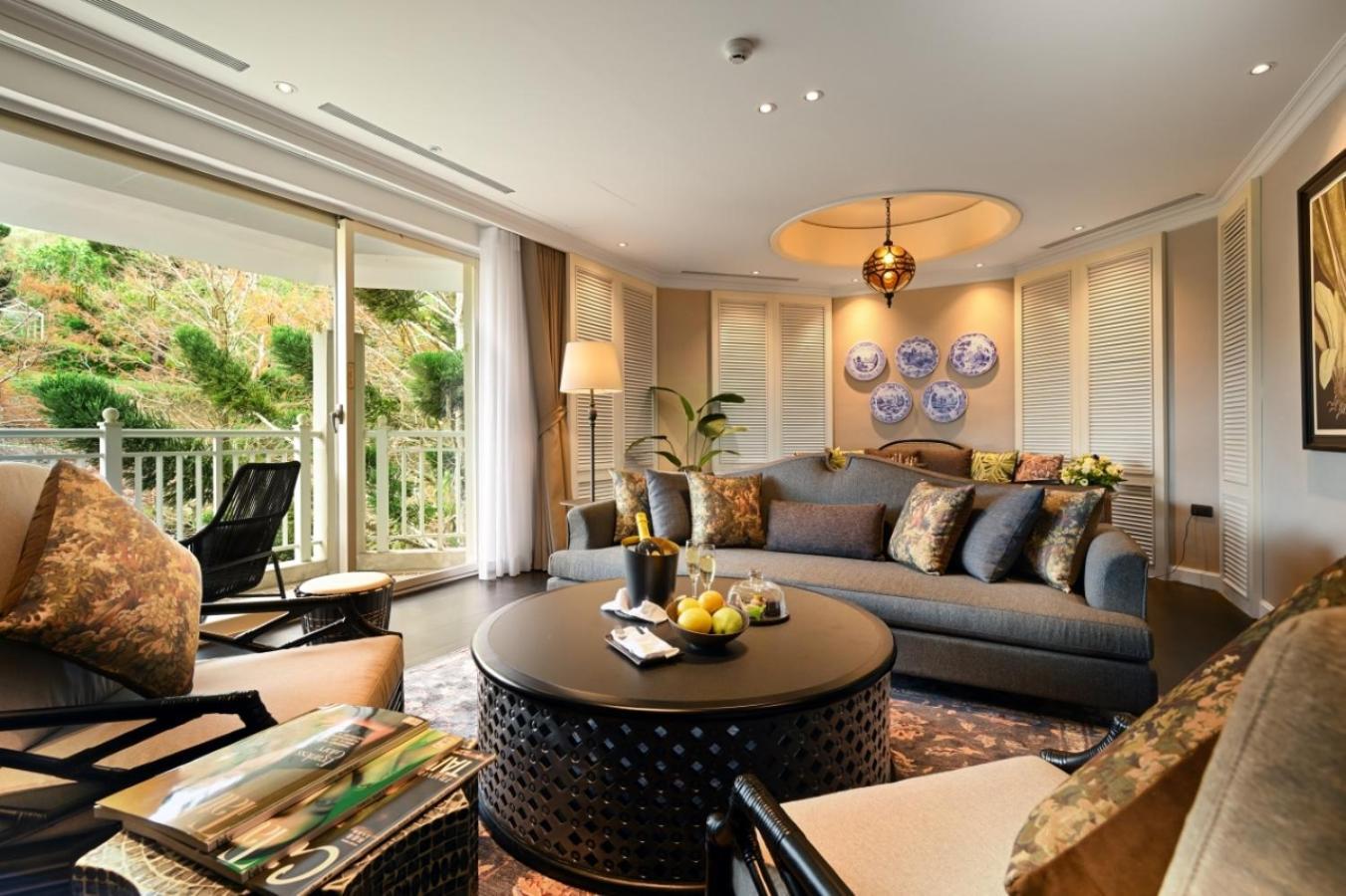 Hualien Farglory Hotel Yanliau Pokoj fotografie The living room of a suite at The Oberoi, Mumbai