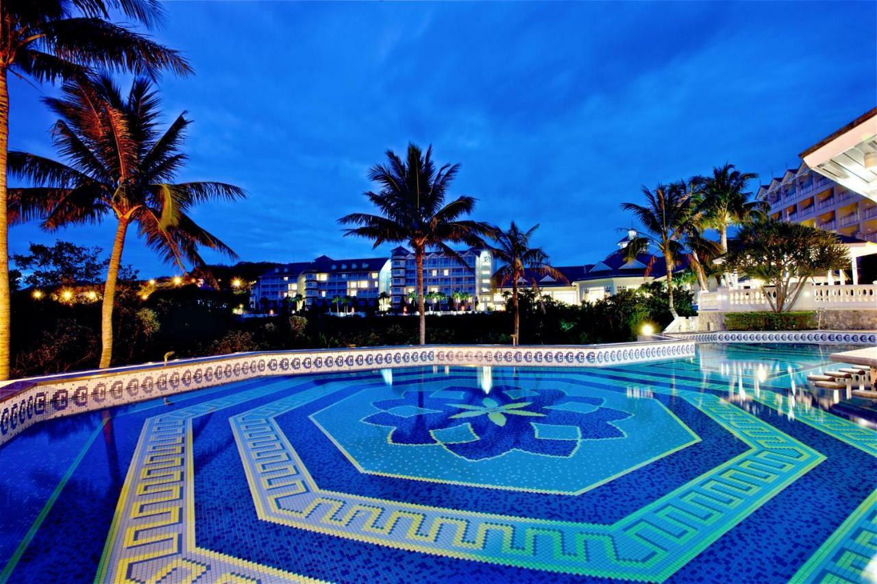 Hualien Farglory Hotel Yanliau Exteriér fotografie The pool at the Royal Garden Villas